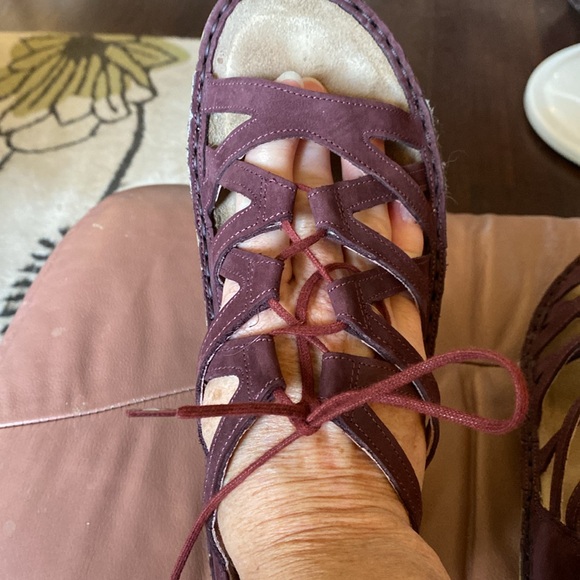 NAOT plum purple leather sandals. 100% leather with cute ties. Size Eur 39 /US 8 - Picture 3 of 12